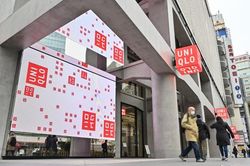 Cổ phiếu Fast Retailing mất hơn 5% giá trị dù nâng dự báo lợi nhuận