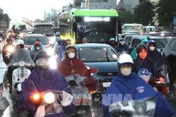 Hà Nội mưa lớn giờ tan tầm, một số tuyến đường ngập cục bộ