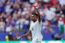 Mbappe vượt qua Messi