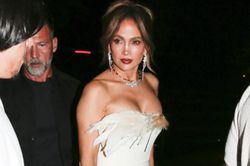 Jennifer Lopez tỏa sáng với váy lông vũ và giày 'đánh lừa thị giác'