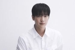 Lee Sang Yeob khoe diện mạo mới trong bộ ảnh chân dung