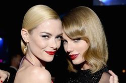 Lý do con đỡ đầu của Taylor Swift vắng mặt trong lễ cưới