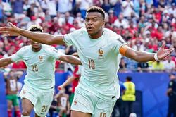 Mbappe lên tiếng sau khi vượt Messi
