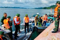 Quảng Ninh: Tìm thấy 1 thi thể trong vụ lật tàu tại Vân Đồn, 1 người đang tiếp tục được tìm kiếm