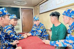 Tàu 797 Hải quân cứu thành công 10 ngư dân gặp nạn trên biển