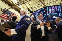 Ông Trump nói Iran muốn 'xuống thang', phố Wall tăng điểm, giá dầu giảm 2%