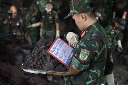 T&igrave;m kiếm v&agrave; quy tập th&ecirc;m h&agrave;i cốt liệt sĩ tại c&ocirc;ng vi&ecirc;n L&ecirc; Thị Ri&ecirc;ng