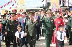 Chăm lo giáo dục vùng biên giới Việt Nam - Lào