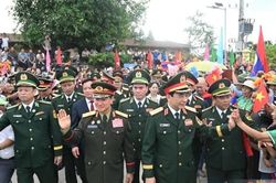 Hai Bộ trưởng Quốc ph&ograve;ng dự sơ kết kết nghĩa bi&ecirc;n giới Việt - L&agrave;o