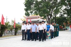 Trưởng Ban Tổ chức Tỉnh ủy Nguyễn Văn Hùng viếng nghĩa trang liệt sĩ, tặng quà cho người có công tại xã Thiệu Hóa và Thiệu Trung