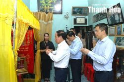 Ph&oacute; Thủ tướng Ch&iacute;nh phủ L&ecirc; Tiến Ch&acirc;u d&acirc;ng hương tưởng nhớ Anh h&ugrave;ng Lực lượng vũ trang Nh&acirc;n d&acirc;n Ng&ocirc; Thị Tuyển