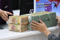 Chịu &aacute;p lực từ nhiều ph&iacute;a, l&atilde;i suất huy động neo cao v&agrave; kh&oacute; giảm mạnh trong nửa cuối 2026