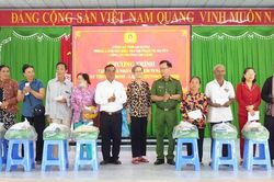 Tặng 50 phần quà cho gia đình chính sách, người có công với cách mạng và hộ nghèo tại phường Chi Lăng