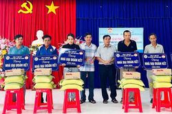 Xã Hòa Lạc bàn giao 7 căn nhà Đại đoàn kết và trao quà cho lực lượng an ninh cơ sở