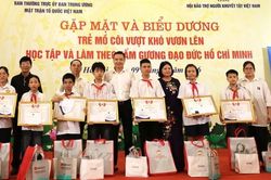 8 học sinh mồ c&ocirc;i, vượt kh&oacute; được biểu dương tại Chương tr&igrave;nh 'Hoa d&acirc;ng B&aacute;c'