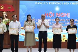 Phường Liên Chiểu khen thưởng 10 tập thể, cá nhân xuất sắc trong thực hiện chuyển đổi số