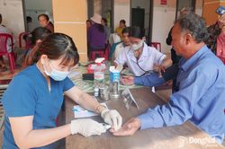Chung sức kh&aacute;m sức khỏe miễn ph&iacute; to&agrave;n d&acirc;n