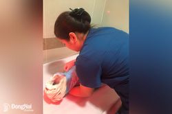 Phát hiện trẻ sơ sinh trong thùng rác, cấp cứu kịp thời cả hai mẹ con