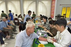 Thu nhận mẫu ADN thân nhân các liệt sĩ chưa xác định được danh tính tại phường Sa Đéc