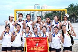 Đội tuyển nữ bóng ném bãi biển U20 Gia Lai mang về huy chương vàng