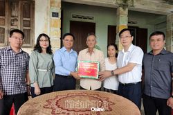 Đoàn công tác Ủy ban Trung ương MTTQ Việt Nam thăm, tặng quà người dân bị ảnh hưởng do bão lũ