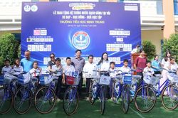 Tặng hệ thống lọc nước cho trường học và 300 suất quà cho học sinh xã Hòa Trí