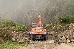 Sạt lở tr&ecirc;n quốc lộ 279 qua x&atilde; Mường Than, giao th&ocirc;ng tạm thời &aacute;ch tắc