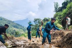 Ban Chỉ huy Quân sự xã Bát Xát hỗ trợ Nhân dân khắc phục hậu quả thiên tai