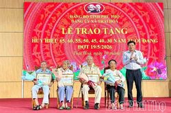 Đảng ủy xã Thái Hòa triển khai nhiệm vụ 6 tháng cuối năm và trao Huy hiệu Đảng cho 29 đảng viên