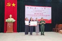 Gặp mặt tri &acirc;n B&agrave; mẹ Việt Nam anh h&ugrave;ng v&agrave; th&acirc;n nh&acirc;n gia đ&igrave;nh liệt sĩ tại x&atilde; Hiếu Giang