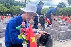 Hơn 200 đoàn viên, thanh niên ra quân vệ sinh, chỉnh trang Nghĩa trang liệt sĩ Ba Dốc