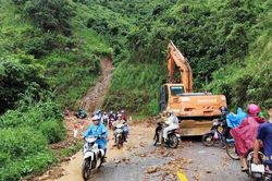 Khẩn trương khắc phục tuyến QL.279D bị sạt lở đất đ&aacute;