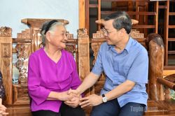 Đồng chí Nguyễn Văn Sơn, Phó Bí thư Tỉnh ủy, Chủ tịch HĐND tỉnh thăm, tặng quà người có công tại xã Sơn Dương và Tân Trào