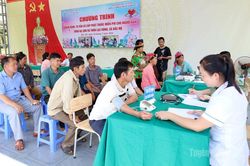 Tuy&ecirc;n truyền phổ biến gi&aacute;o dục ph&aacute;p luật, kh&aacute;m bệnh, tư vấn, cấp thuốc miễn ph&iacute; cho người d&acirc;n th&ocirc;n Hạ Sơn v&agrave; th&ocirc;n Lạc N&ocirc;ng, x&atilde; Bắc M&ecirc;