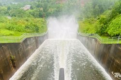Mưa lớn kéo dài, hồ Núi Cốc xả lũ từ 11 giờ 30 phút ngày 10-7