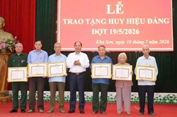 Đảng bộ xã Kha Sơn trao Huy hiệu Đảng cho 35 đảng viên