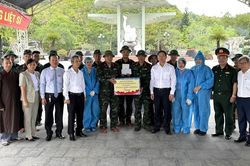 Mỗi mẫu sinh phẩm l&agrave; một niềm hy vọng sớm đưa c&aacute;c anh trở về