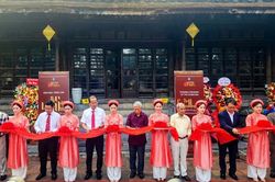 Hơn 100 cổ vật Triều Nguyễn tại triển l&atilde;m 'Di sản v&agrave;ng son - Tinh hoa hội tụ'