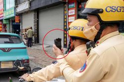 CSGT H&agrave; Nội ghi h&igrave;nh từng xe dừng đỗ tr&aacute;i quy định, xử phạt hơn 2.300 t&agrave;i xế
