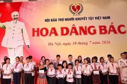 Chương tr&igrave;nh 'Hoa D&acirc;ng B&aacute;c' biểu dương c&aacute;c tấm gương trẻ mồ c&ocirc;i, trẻ bị bỏ rơi ti&ecirc;u biểu
