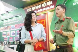 Người d&acirc;n Thủ đ&ocirc; th&iacute;ch th&uacute; trải nghiệm triển l&atilde;m kỷ niệm 80 năm Ng&agrave;y truyền thống lực lượng An ninh nh&acirc;n d&acirc;n