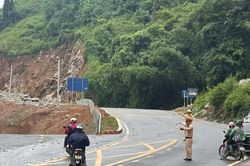 Ph&aacute;t sinh 2 điểm sạt lở, nhiều đoạn đường tr&ecirc;n QL6 tạm cấm lưu th&ocirc;ng
