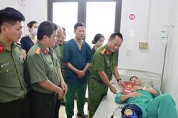 Thăm hỏi Thượng úy Công an phường bị thương khi khống chế kẻ côn đồ