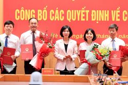 Đảng ủy HĐND thành phố trao các quyết định về công tác Đảng
