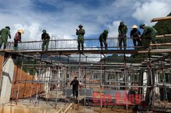 C&aacute;n bộ, chiến sĩ Đồn Bi&ecirc;n ph&ograve;ng Cửa khẩu P&aacute;c B&oacute; hỗ trợ x&acirc;y dựng trường nội tr&uacute; li&ecirc;n cấp x&atilde; Trường H&agrave;