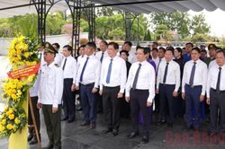 Đo&agrave;n đại biểu tỉnh d&acirc;ng hương tri &acirc;n c&aacute;c Anh h&ugrave;ng liệt sĩ tại Quảng Trị