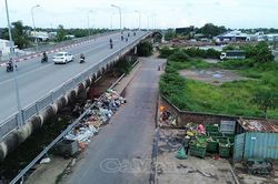 Ô nhiễm kéo dài dưới chân cầu Tôn Đức Thắng