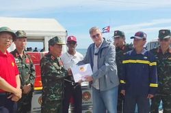 Đo&agrave;n cứu hộ của Việt Nam trao tặng vật tư y tế, tiền mặt hỗ trợ Venezuela