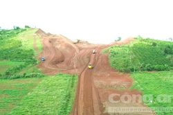 B&aacute;m c&ocirc;ng trường trong m&ugrave;a mưa, giữ tiến độ cao tốc Quy Nhơn &ndash; Pleiku