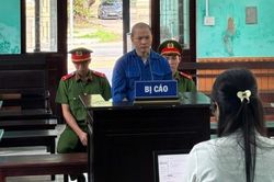 Lãnh án 3 năm 6 tháng tù vì làm hư hỏng 'Ngai vua triều Nguyễn'